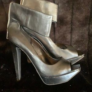 Jessica Simpson size 9 stilettos with zipper back detail fair condition